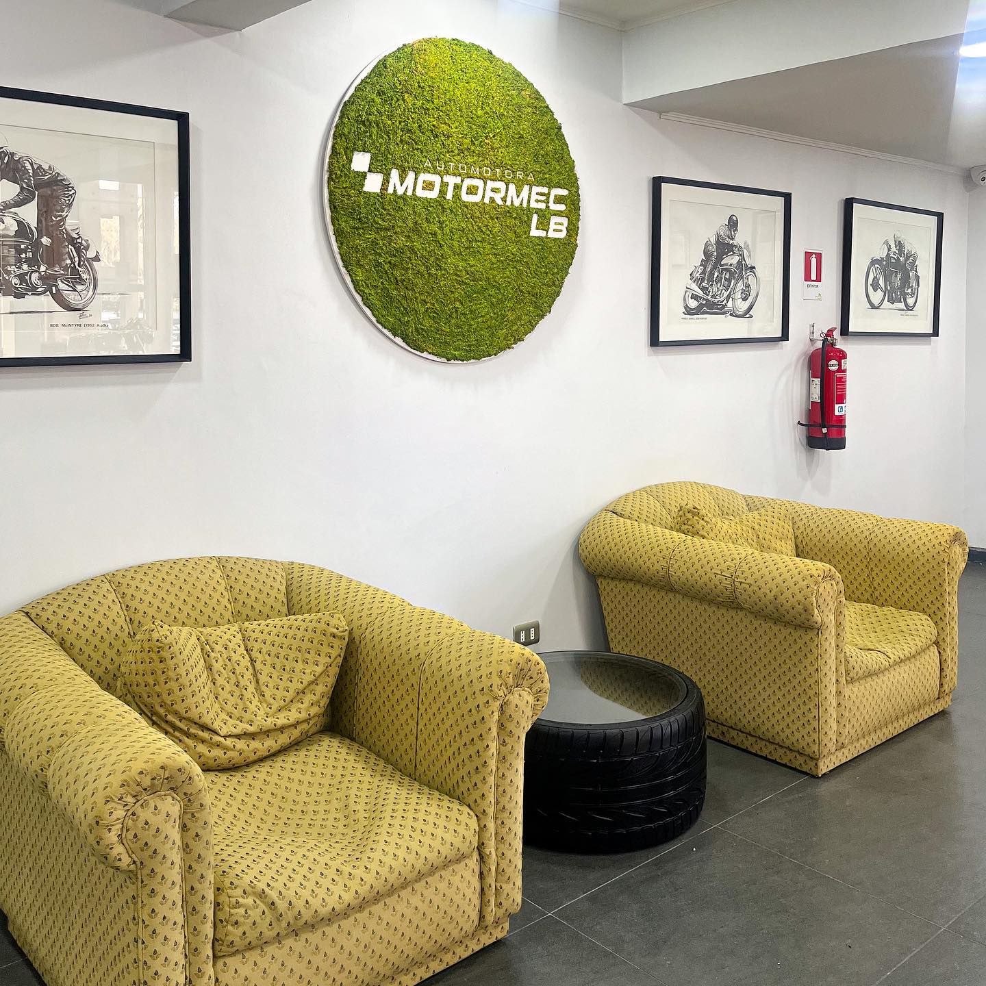 Sala de Espera MotormecLB - Sofás cómodos y ambiente moderno